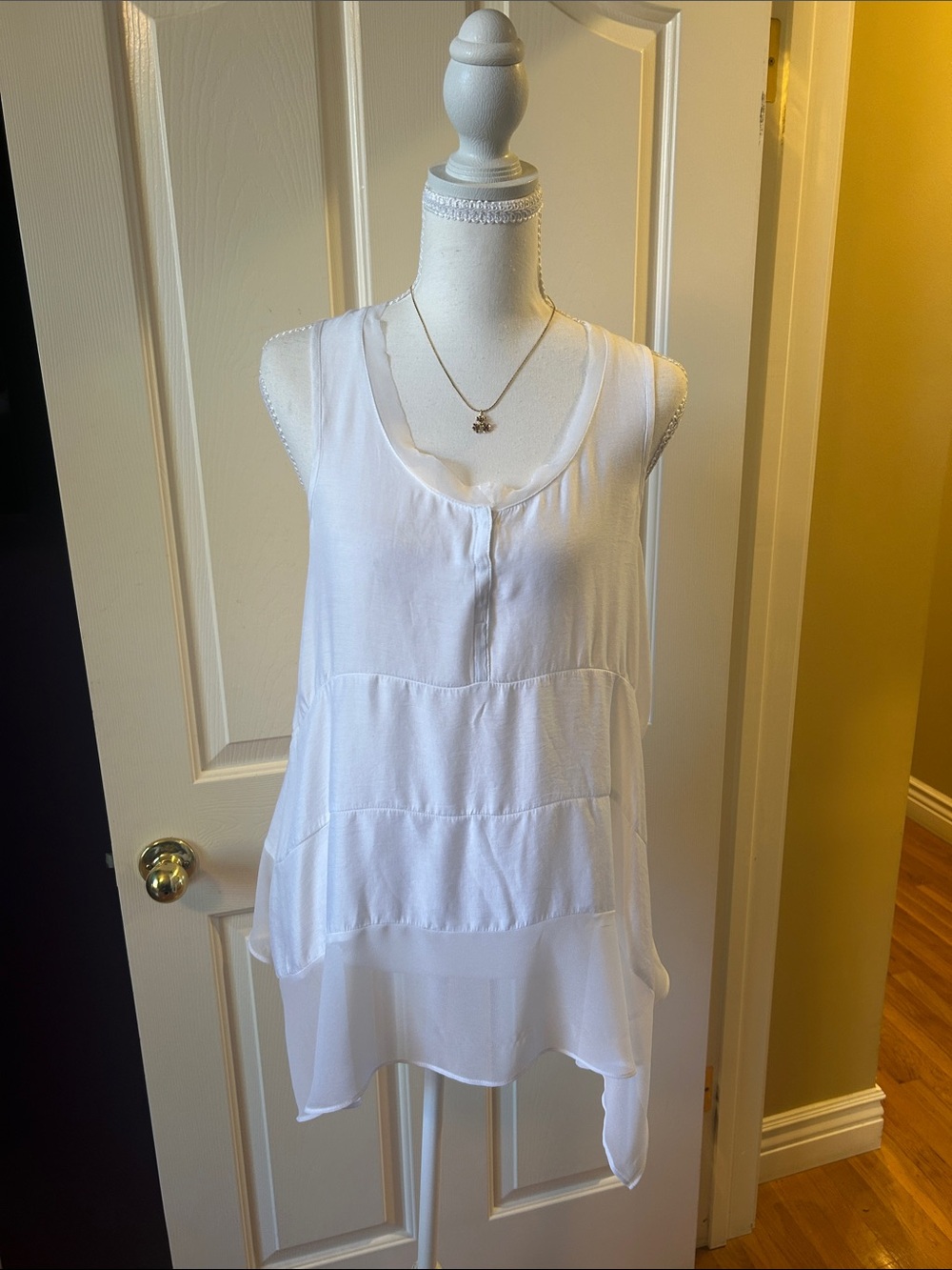 Vera Wang White Sleeveless Tiered V-Neck Camisole